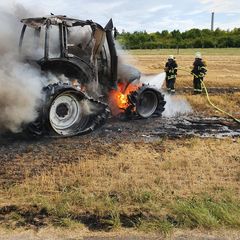Brennender Traktor verursacht Flächenbrand
